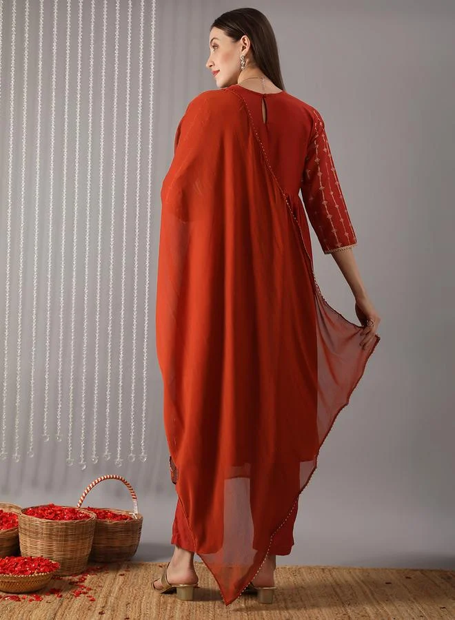 جلو باص مجموعة من كورتا بلون صدئي بطبعة زخارف وتطريز مع بنطال ووشاح